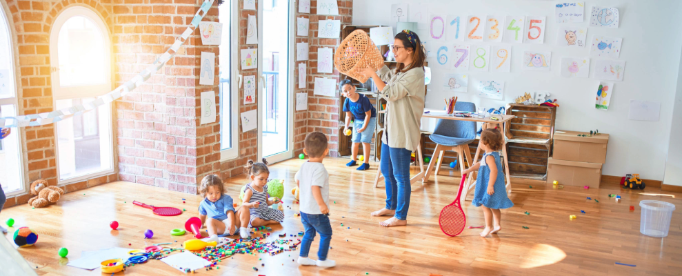 kinder in der kita spielen