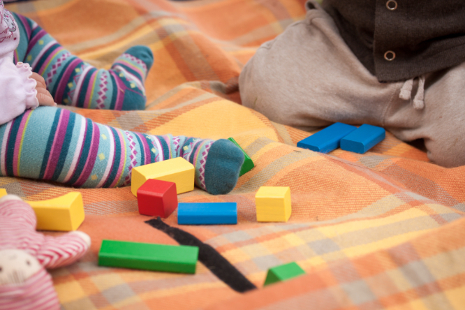 kinder spielen in der kita