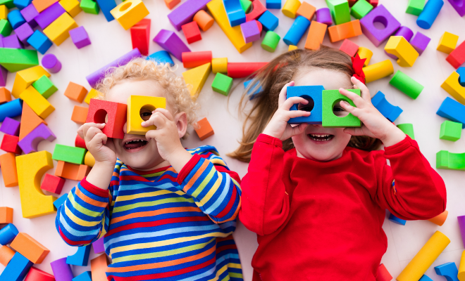 kinder spielen in der kita