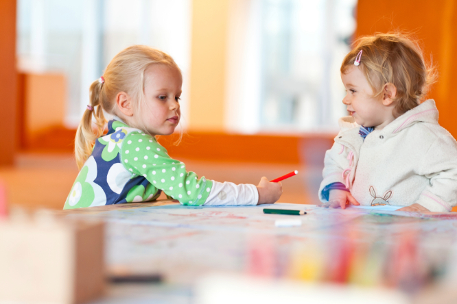 kinder malen in der kita
